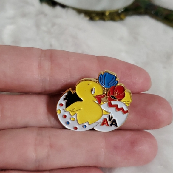 AMERICAN AIRLINES Legacy AA Vintage Easter Spring tulip chick egg pinback HTF - Picture 4 of 4